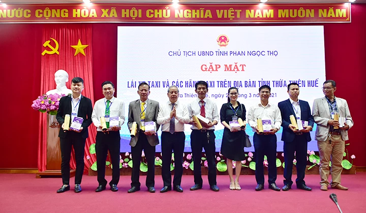 Chủ tịch UBND tỉnh Thừa Thiên Huế Phan Ngọc Thọ tặng quà cho các doanh nghiệp taxi trên địa bàn tỉnh.