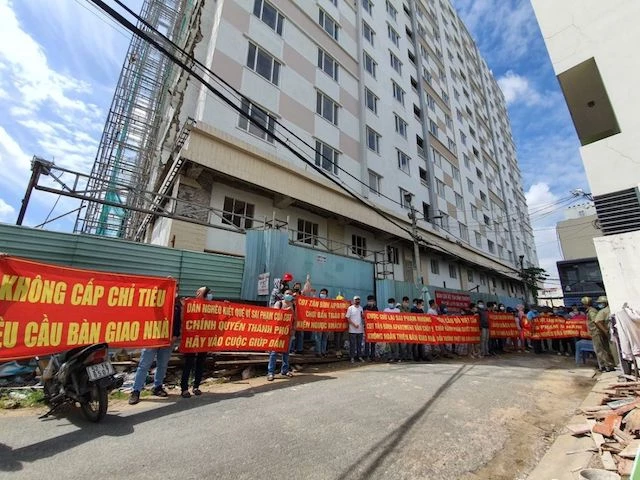 Khách hàng căng băng rôn đòi nhà tại dự án Tân Bình Apartment mới đây.