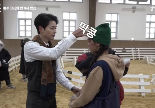 Cảnh hậu trường cho thấy Song Joong Ki tán tỉnh, khen bạn diễn nữ đẹp