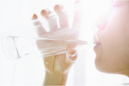 Dừng uống nước ngay khi cơ thể của bạn có những biểu hiện này