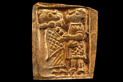 Giải mã hình ảnh đặc biệt trên miếng vàng cổ đại