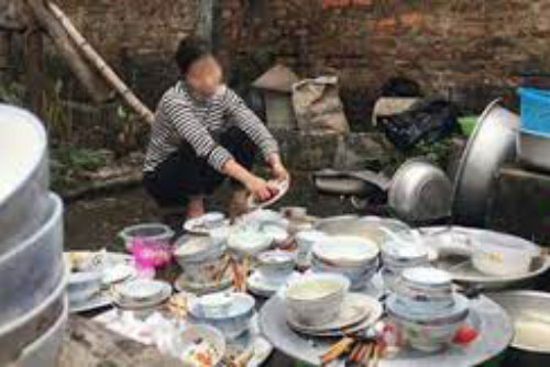 Bầu 7 tháng vẫn phải một mình ngồi rửa chục mâm bát, nàng dâu trưởng viết "tâm thư" xin "chừa" vì sự vô tâm quá mức của người nhà chồng