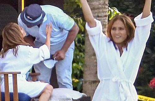 Jennifer Lopez và bồ trẻ ôm hôn tình tứ đập tan tin đồn hủy hôn