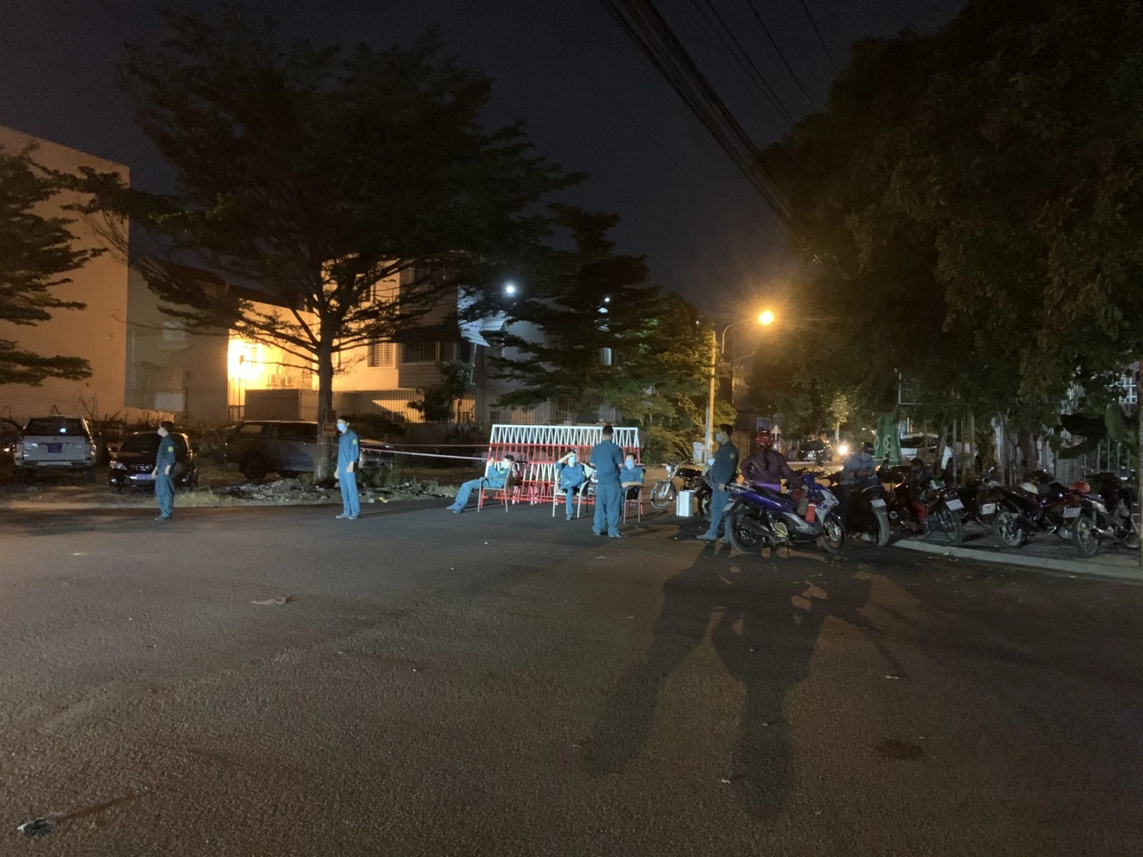 Lực lượng chức năng tỉnh Bình Dương lập chốt, phong tỏa hàng chục hộ dân sinh sống trên đường D35, Khu dân cư Việt Sing. (Ảnh: Báo Bình Dương)