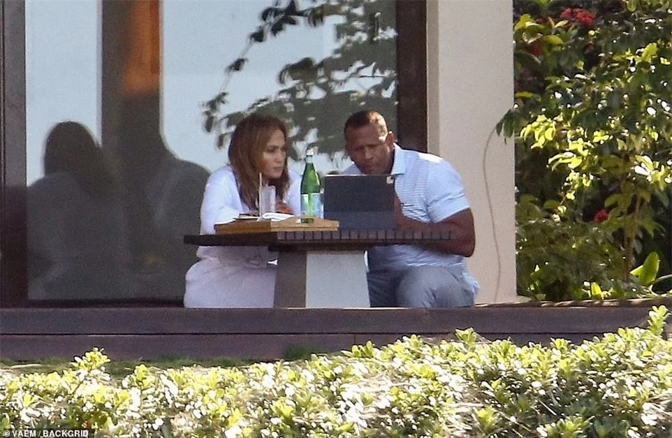Jennifer Lopez và bồ trẻ ôm hôn tình tứ đập tan tin đồn hủy hôn ảnh 4