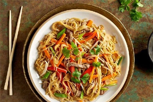 Mì xào Chow Mein vị thơm đặc biệt có nguồn gốc xuất xứ từ Trung Quốc Ảnh minh họa.