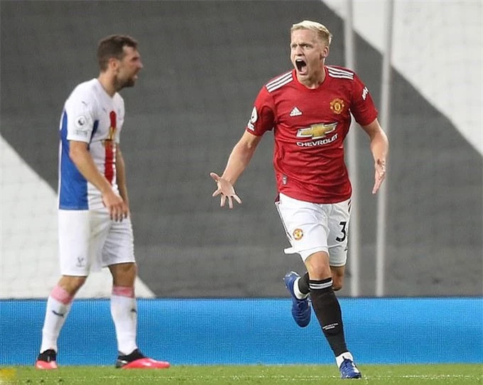 Van de Beek khởi đầu khá ấn tượng trong màu áo MU khi ghi bàn vào lưới Brighton nhưng sau đó không được Solskjaer trọng dụng