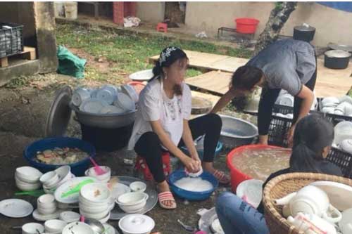 Dâu trưởng bầu 7 tháng rửa chồng bát đầy giữa trời nắng chang chang, bà thím còn nói câu 'xé lòng'