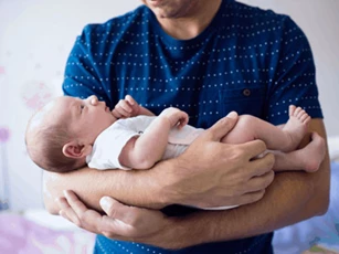 Sai lầm khi bế trẻ sơ sinh nhiều bố mẹ mắc phải