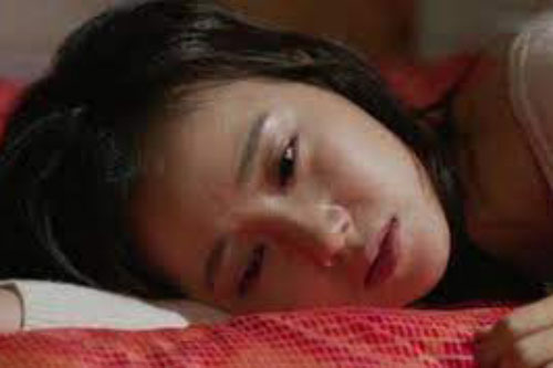 Suốt 5 năm vất vả chăm sóc mẹ chồng nằm liệt giường, bà vừa mất thì chồng "trở mặt" luôn với tôi