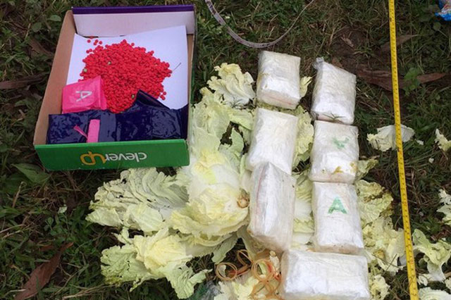 Phát hiện 16.000 viên ma túy giấu trong cải thảo bỏ bên lề đường