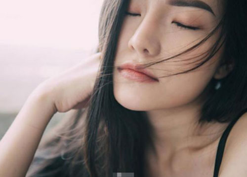 Mỗi khi rời khỏi nhà, phụ nữ có khí chất đều mang theo 4 thứ này bên người