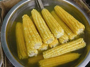 Muốn ngô luộc thơm ngon mềm ngọt, nên thả vào nước nóng hay lạnh?