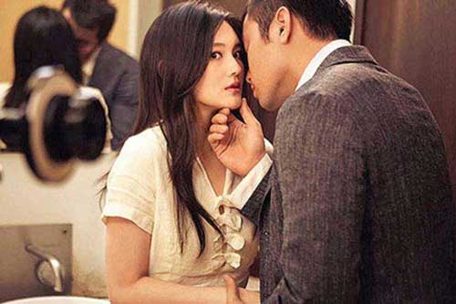 Cô chủ giàu có nhìn trai trẻ làm thuê 'tung cánh bay' sau khi đã 'no xôi chán chè'