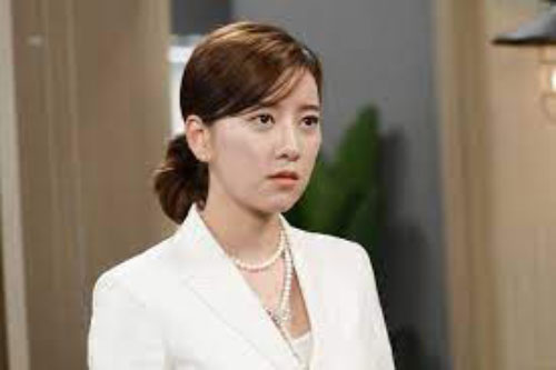 Chồng mất được 3 năm, vợ muốn tái giá nhưng bị mẹ chồng “khóc lóc ăn vạ”, nhưng tiếng để cốc nước cực mạnh xuống bàn sau đó đã khiến bà đuối lí!