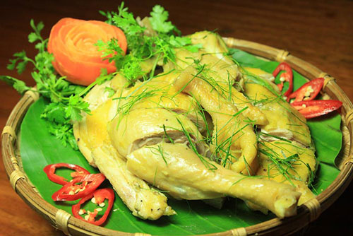 Cách luộc gà công nghiệp vàng ươm, dai ngon như gà nhà