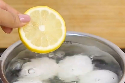 Luộc trứng cứ thả thêm một miếng chanh nhỏ vào nồi, bạn sẽ thấy ngay điều bất ngờ