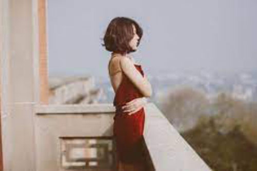 Đập cái trứng ngỗng chị chồng bán cho, tôi sững sờ, không sao tin nổi vào thứ đang lềnh bềnh trong bát