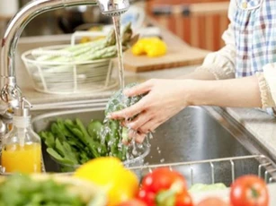 Không phải nước muối, đây mới là thứ tốt nhất để tẩy sạch hóa chất trong rau quả