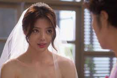 Cả nhà vừa ăn tối xong thì bạn gái bỗng xông vào với chiếc váy cưới trên người, yêu cầu cô ấy đưa ra khiến tôi sốc nặng