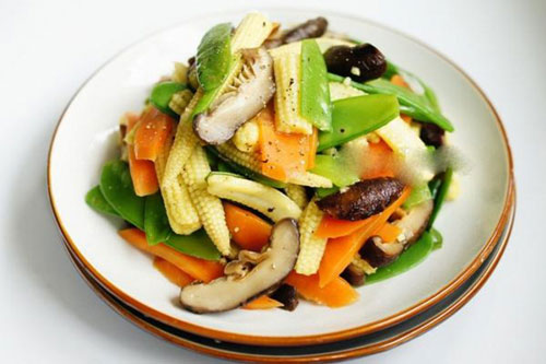 Rau củ xào thập cẩm thơm ngon lạ miệng, ai cũng thích