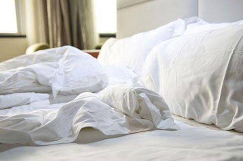 Vội vã gấp chăn ngay khi ngủ dậy: Sai lầm gây ảnh hưởng nghiêm trọng tới sức khỏe gia đình