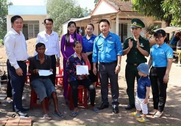 Tỉnh Đoàn - Hội LHTN Việt Nam tỉnh Bình Phước thăm, tặng quà gia đình chính sách khu vực biên giới.