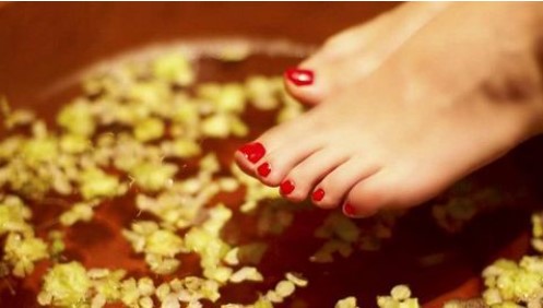 Mách bạn cách chăm sóc đôi chân hiệu quả