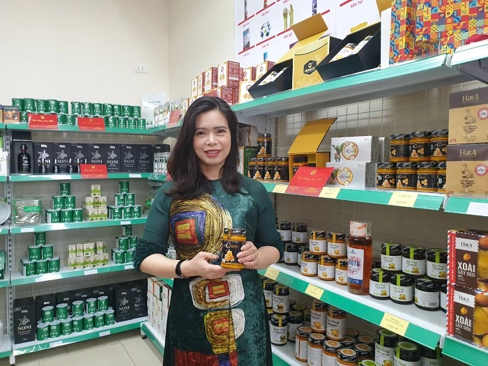 Bà Lê Thị Nga - Tổng giám đốc Công ty Cổ phần ong Tam Đảo là một trong những đối tác của hệ thống HS Shop. 