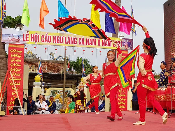 Người dân Nam Ô tổ chức lễ hội cầu ngư trước Lăng Ông - một trong những di tích quan trọng nhất của Cụm di tích lịch sử Nam Ô