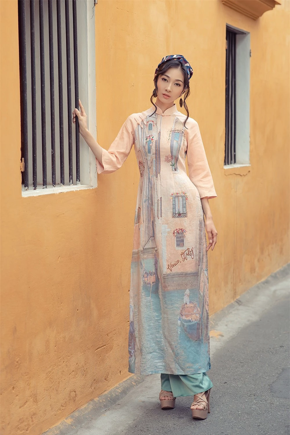 Người đẹp được ví là 'bản sao' của Nguyễn Thị Huyền tái xuất với áo dài ảnh 1