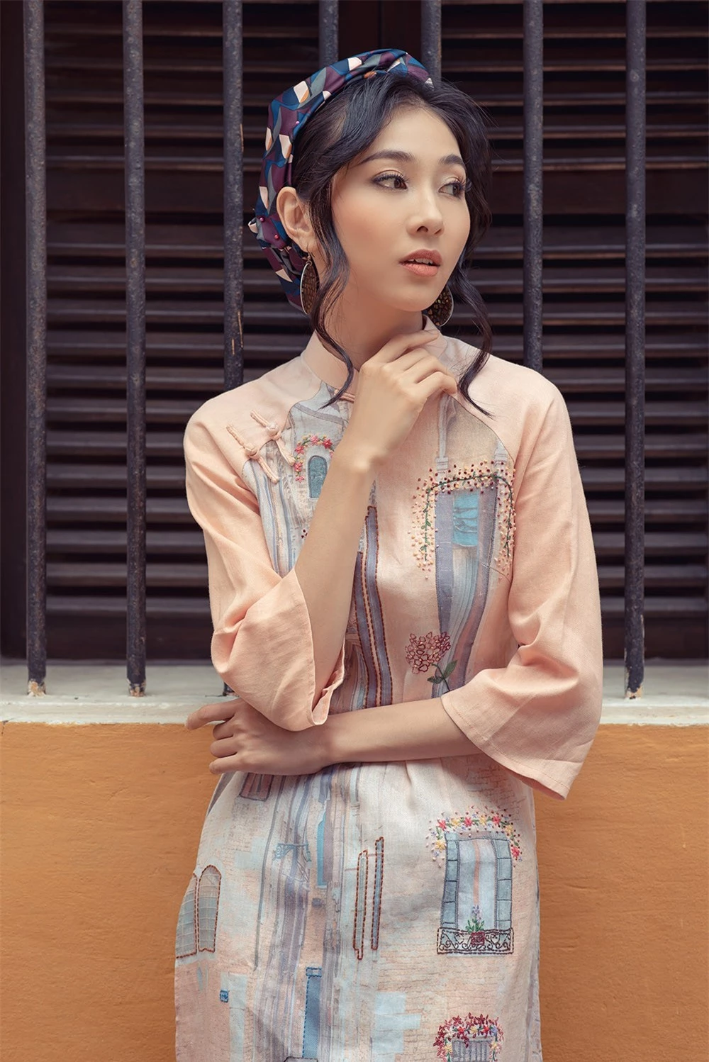 Người đẹp được ví là 'bản sao' của Nguyễn Thị Huyền tái xuất với áo dài ảnh 3