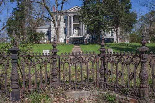 Ngôi biệt thự bỏ hoang bí ẩn với truyền thuyết được xây dựng trên đống vàng