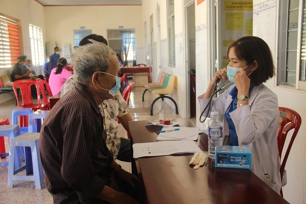 Khám bệnh và cấp thuốc miễn phí, trao quà cho người dân có hoàn cảnh khó khăn tại huyện biên giới Lộc Ninh.