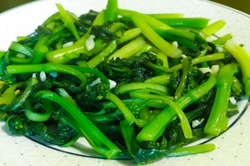 Rau cải ngọt xào tỏi thơm nức, đậm đà hương vị, mẹ chồng khó tính cũng thích ăn