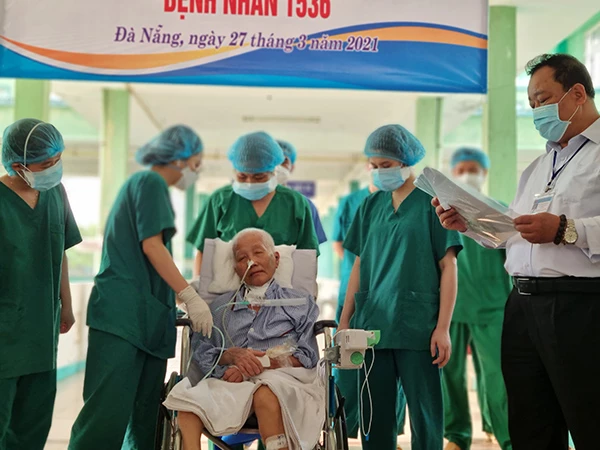 Sáng 27/3, bác sĩ Lê Thành Phúc, Giám đốc BV Phổi Đà Nẵng công bố BN 1536 đã được điều trị khỏi bệnh Covid-19