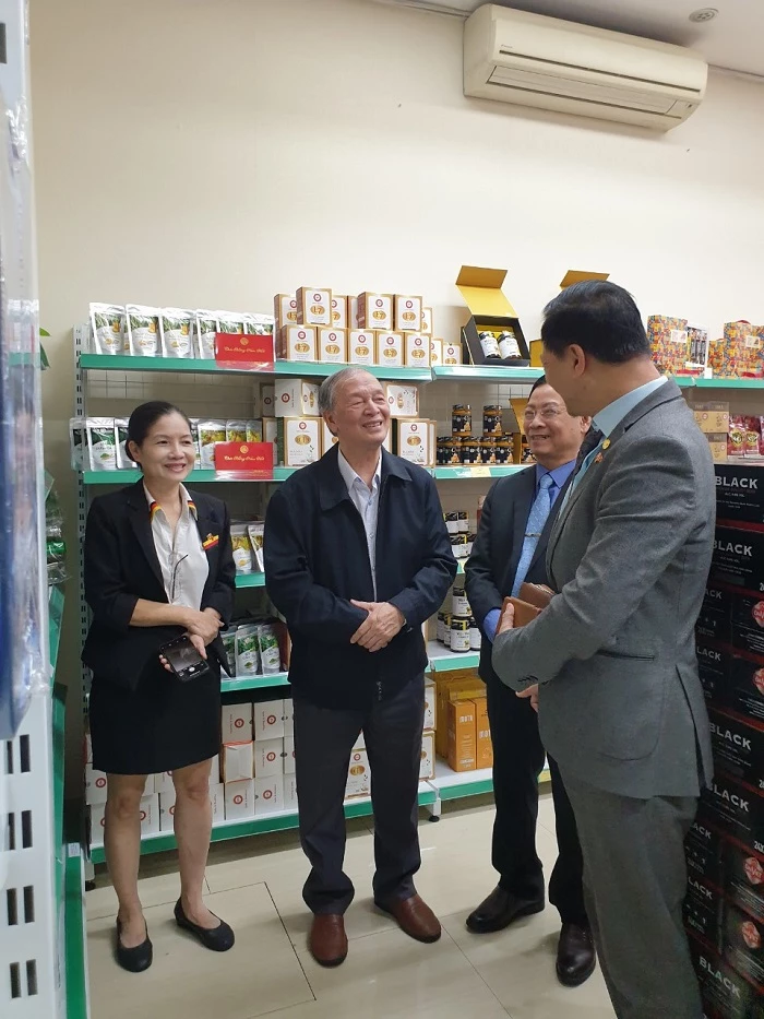 Ông Vũ Vĩnh Phú cùng các khách mời đi thăm quan các sản phẩm tại HS Shop. 