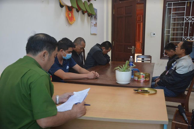 Phá trường gà bắt 36 đối tượng, thu giữ hơn 200 triệu đồng