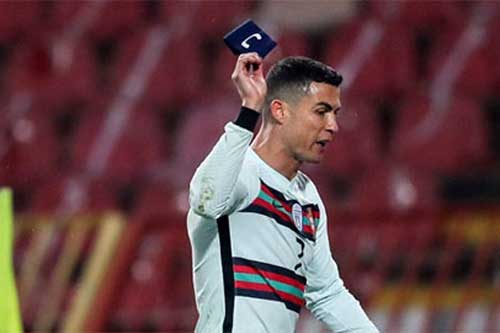 Ronaldo biện hộ sau hành động ném băng thủ quân