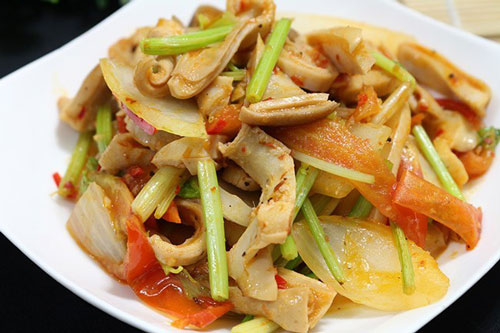 Vợ đảm trổ tài làm dạ dày xào sa tế cay giòn, ông xã vừa nhâm nhi vừa xem bóng thì ngon hết sảy