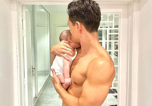 Kim Lý trổ tài "mua vui" cho cặp sinh đôi khi đi chích ngừa và cái kết khiến ai cũng bật cười