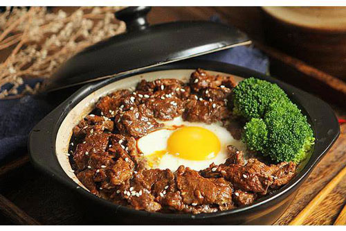 Thả thịt bò vào nồi cơm đang sôi bạn có ngay một món ngon ưng ý