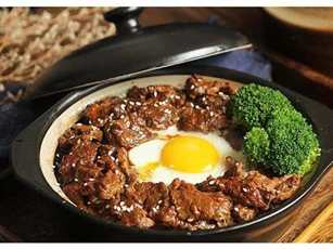 Thả thịt bò vào nồi cơm đang sôi bạn có ngay một món ngon ưng ý