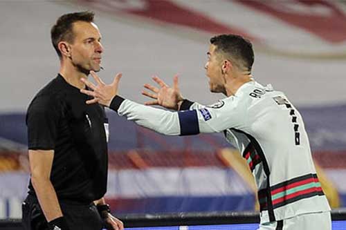 Trọng tài xin lỗi đã tước bàn thắng của Ronaldo