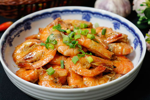 Muốn tôm rang béo ngậy thơm ngon, hãy học đầu bếp ngoài hàng thủ sẵn "nguyên liệu bí mật" này