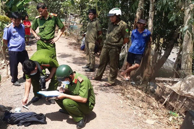 Công an khám nghiệm hiện trường.