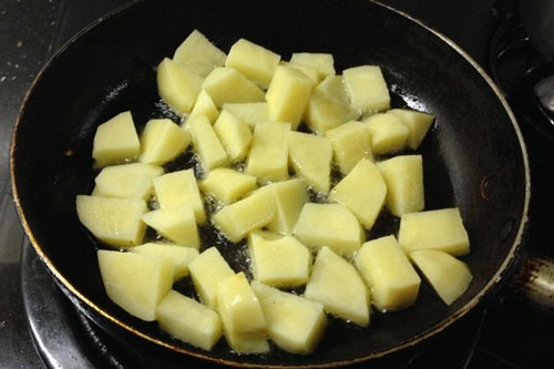 Muốn xào khoai tây thơm ngon mà không dính chảo cứ làm theo cách này, đảm bảo ai cũng phải khen