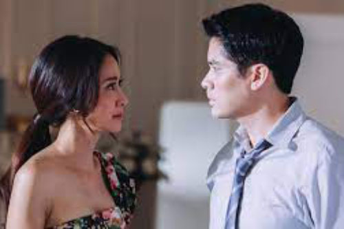 Thấy mẹ khom lưng giặt quần áo còn vợ lại bế con xem phim trên nhà, chồng đùng đùng nổi giận hất văng cái TV, song lập tức anh phải hối hận