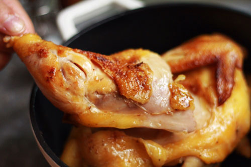 Cách làm gà nướng bằng nồi cơm điện nhàn tênh, ngon không kém ngoài hàng