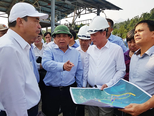 Bộ trưởng Bộ KH-ĐT Nguyễn Chí Dũng thị sát khu vực quy hoạch xây dựng Bến cảng Liên Chiểu - Phần cơ sở hạ tầng dùng chung